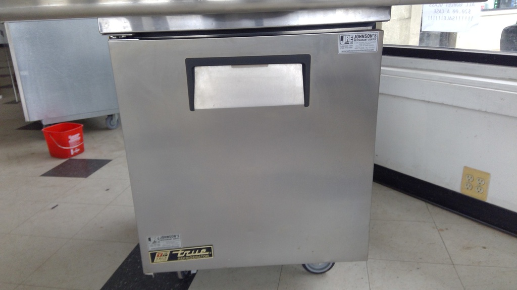 TRUE  TUC-27-RC 27 in Under counter reach in refrigerator