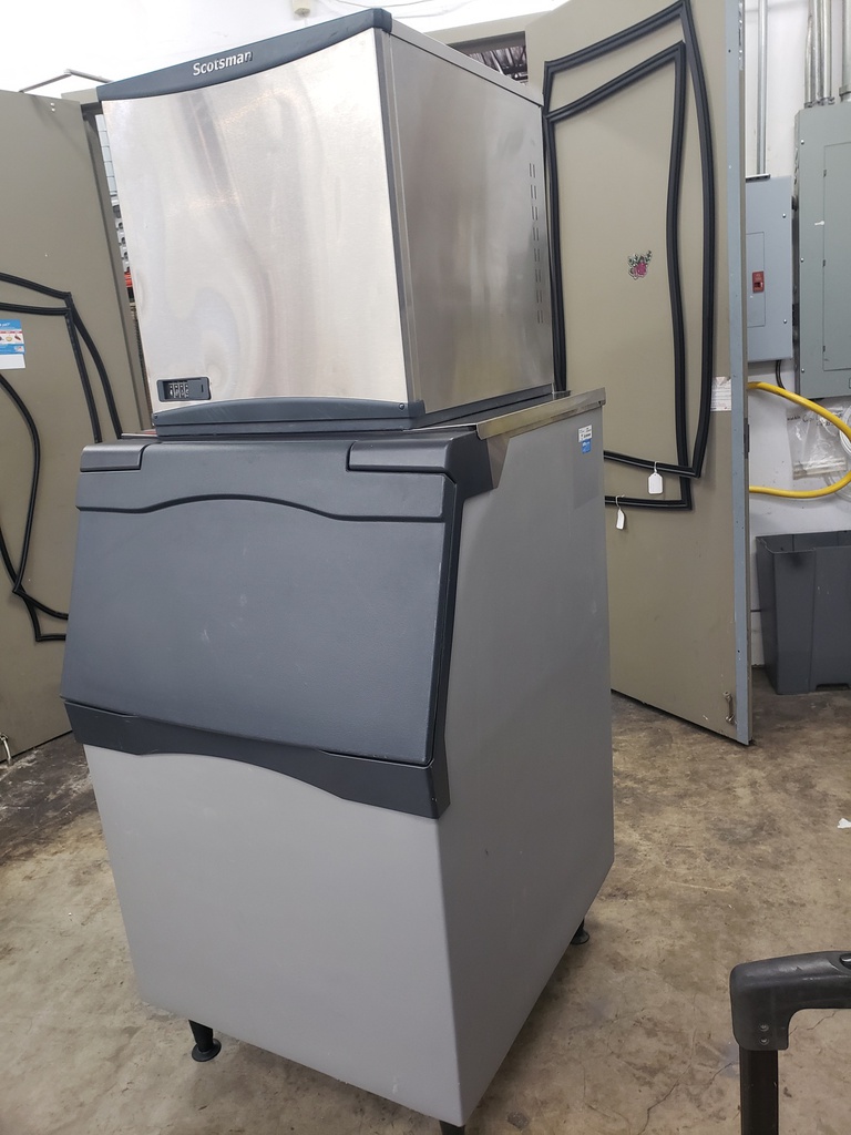 Scotsman CO522SW-1E Water cooled Ice cube machine (BIN NOT INCLUDED)